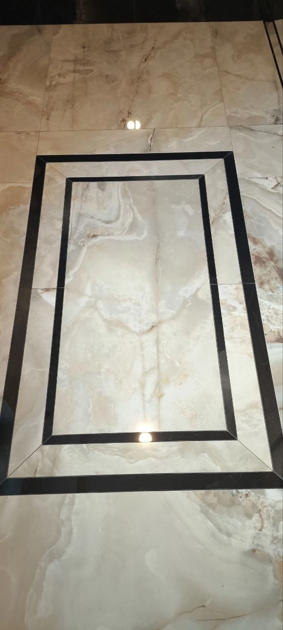 Układanie płytek wzór dywanowy marmur